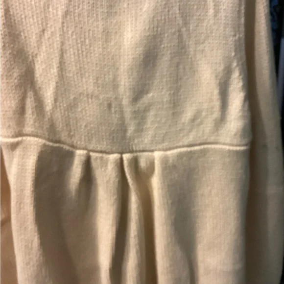 Beautiful sweater with fitted back, sculpted pockets. - Picture 2 of 7